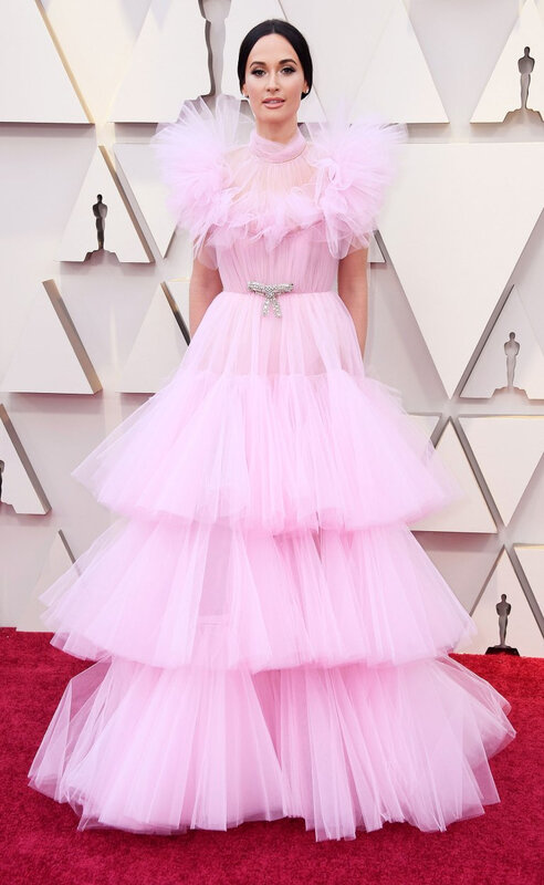 Kacey Musgraves en une robe de soirée rose princesse vapoureux aux Oscars 2019