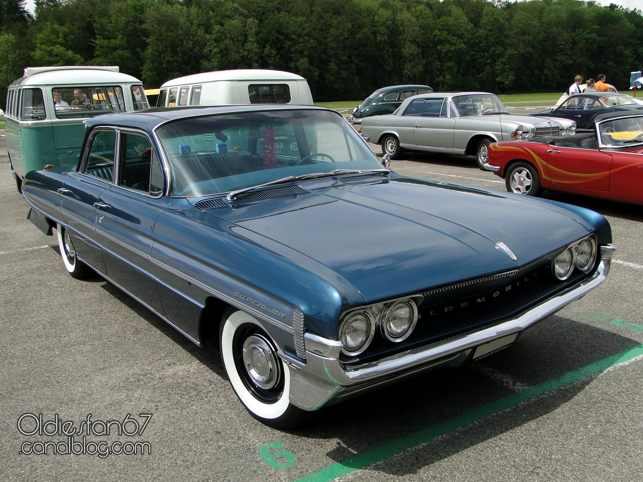 oldsmobile-super-88-celebrity-sedan-1961-01
