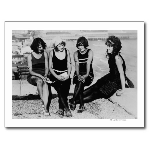 quatre_femmes_a_la_photographie_de_plage_carte_postale-radab887603db4bb4b5e9be91ba31645b_vgbaq_8byvr_512