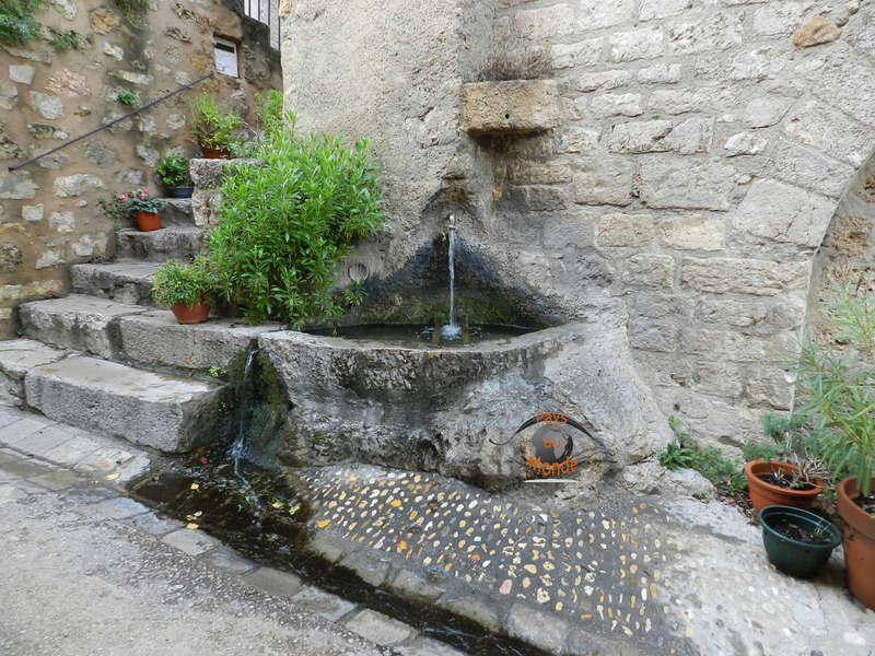 St Guilhem du Désert fontaine - Copie