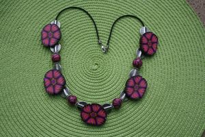 collier fleurs rose violet