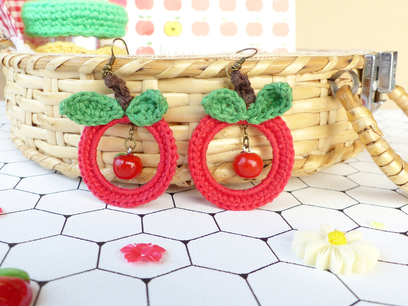 boucles-oreilles-pomme-crochet-breloque