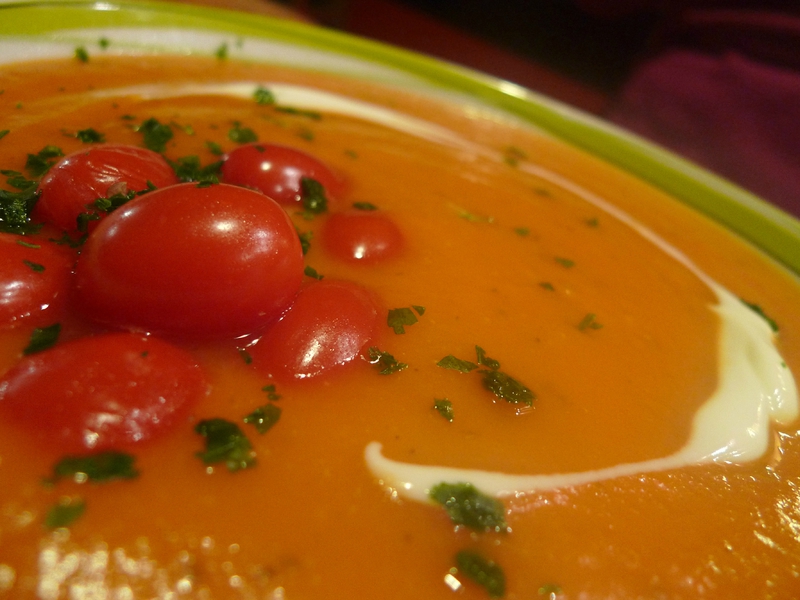 Soupe à la patate douce et à la tomate