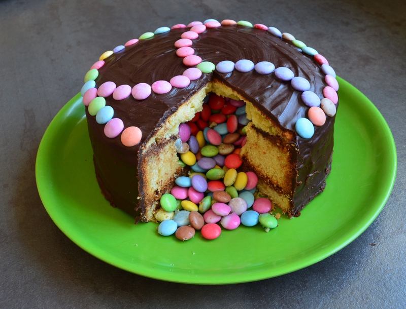 pinata_cake_gateau_chocolat_smarties_la_chouette_bricole