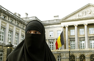 Charia, refus de regarder les femmes, république islamique : en Belgique, le parti Islam scandalise Belgique burqa