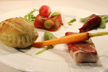 Assiettes printanières en rouge et vert recettes Rouleaux de printemps à la betterave **