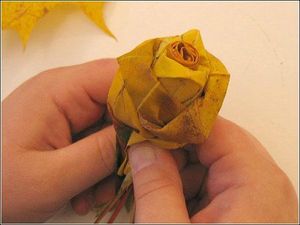 art-origami-rose-from-mapple-leaf-10