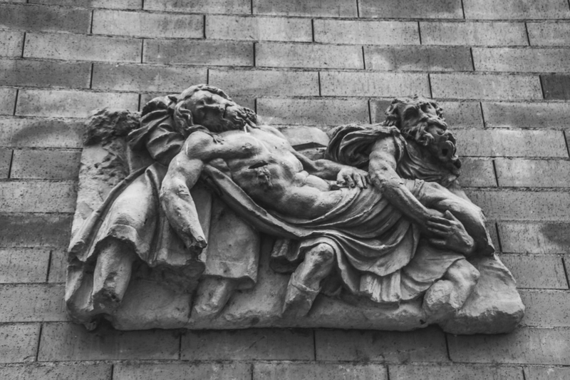 Un des bas-reliefs de la rue Saint-Jérome