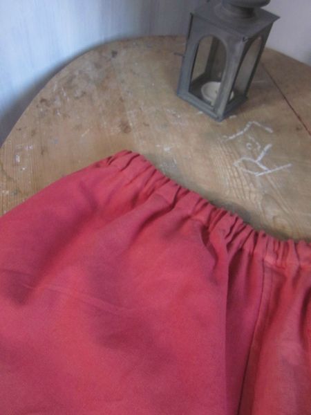 Short de bain en coton rouge passé - taille élastiquée - cordon à la taille- poche sur la fesse droite - HOMME (1)