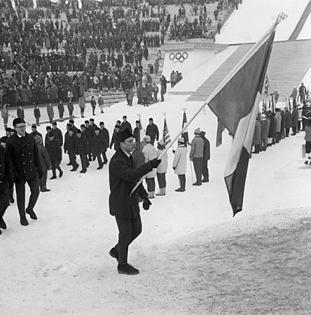 JO 1968 Grenoble Gilbert Poirot Porte-drapeau
