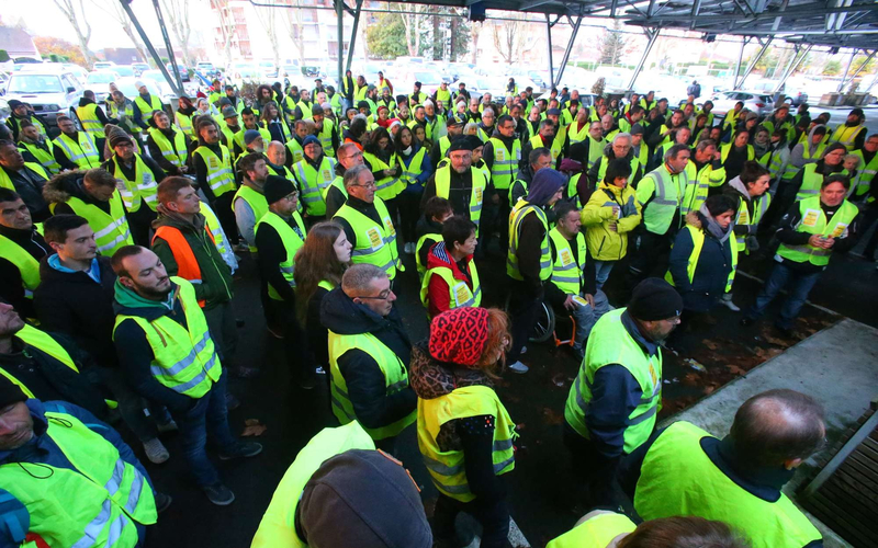 plus-d-une-centaine-de-gilets-jaunes-se-sont-retrouves-au-zenith-de-pau-ce-samedi-a-8h