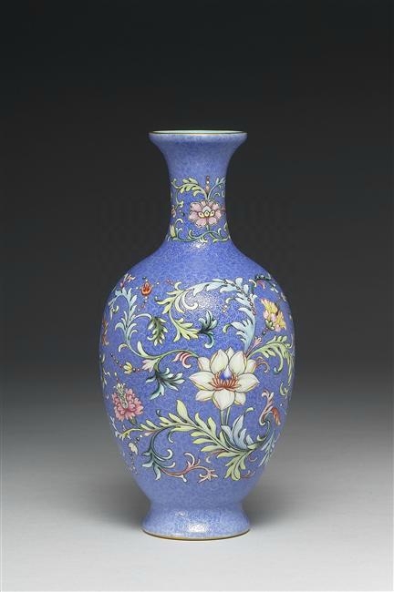 Vase Kuan-yin à décor incisé de brocard de fleurs sur fonds bleu, règne de Qianlong (1736-1795)