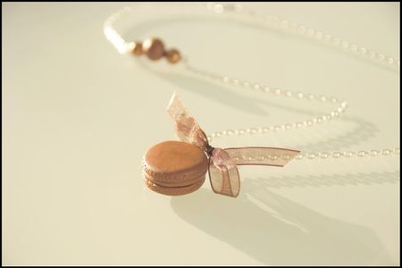 collier macaron caramel zoom macaron 2