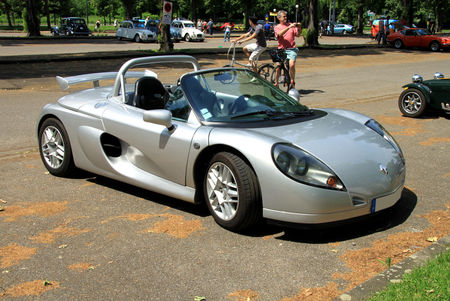 Renault_sport_spider__avec_pare_brise___Retrorencard_juin_2010__01