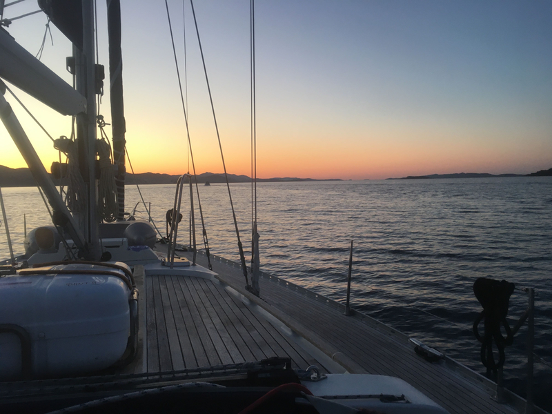 Coucher de soleil dans le Lavdarski Kanal, en approche de Sali, lundi 16 mars 2020