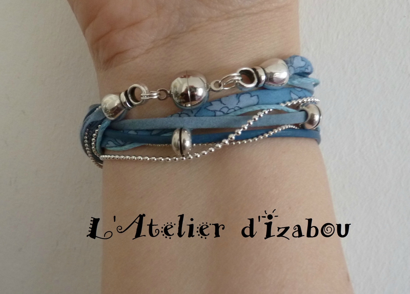 P1120524 Bracelet multimatirères multirang bleu, cuir, liberty fleurs, fil de lin, chaine boule, fermoir boule aimanté et perles métal