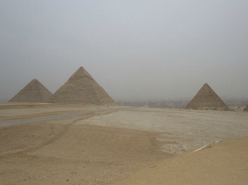 64 Les pyramides de Guizeh