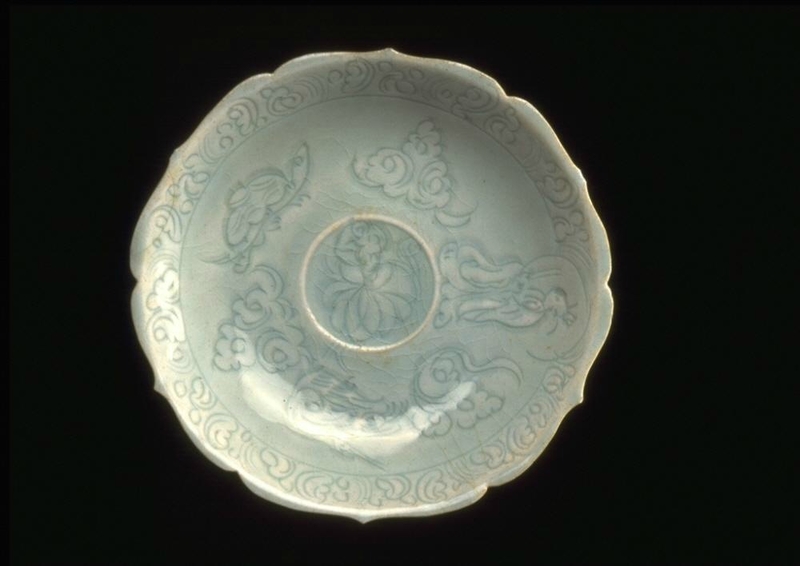 Saucer with lotus blossom and a figure of an immortal amid clouds, Southern Song dynasty (1127-1279)-Yuan dynasty (1279-1368)