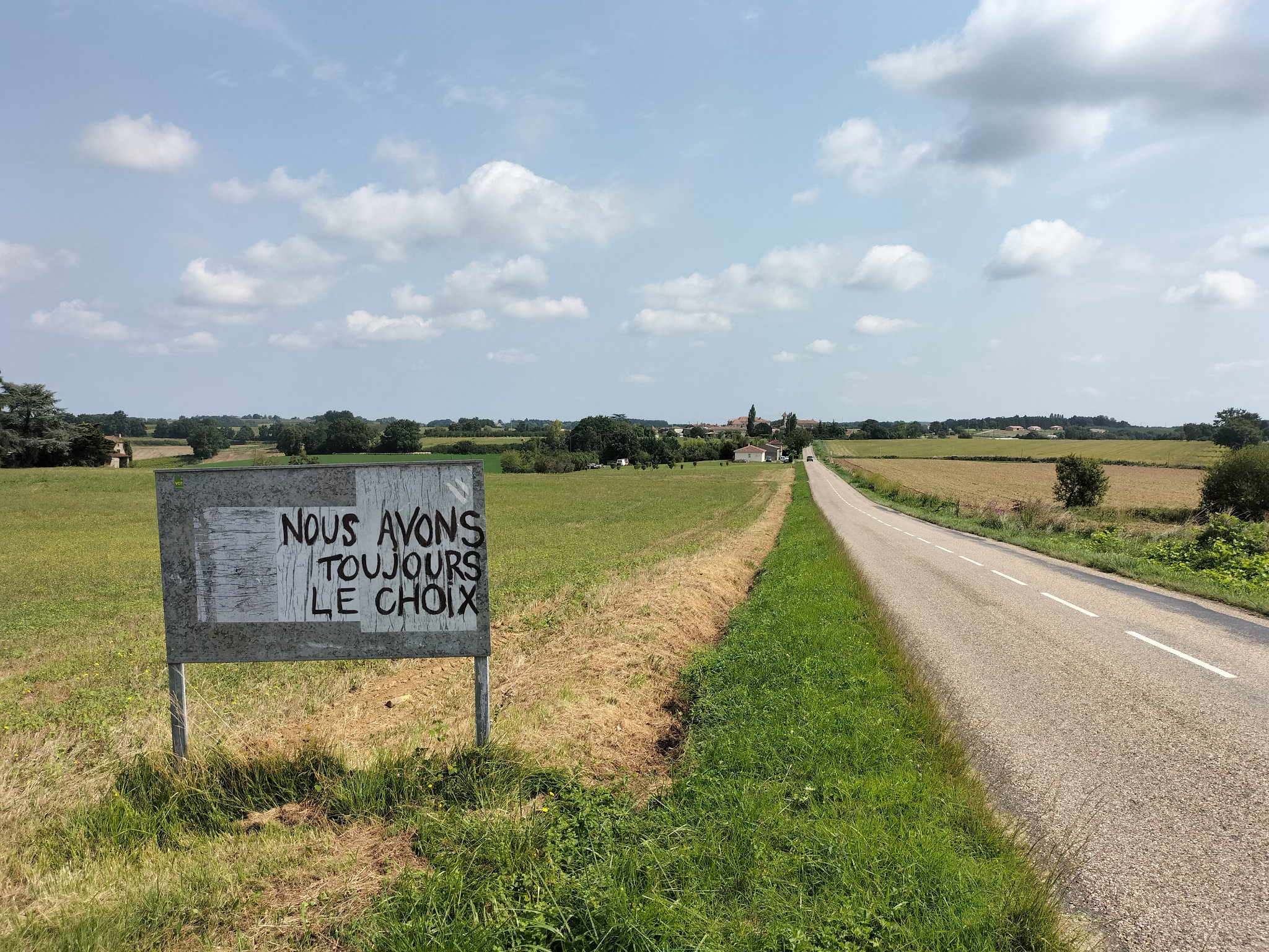 Frégimont, sur la route (47)