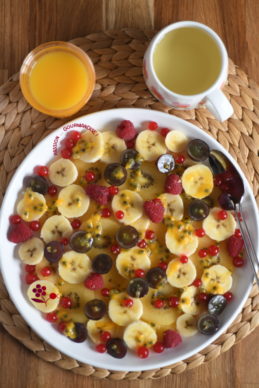 Assiette de fruits banane, kiwi gold, raisin noir, framboise, groseille