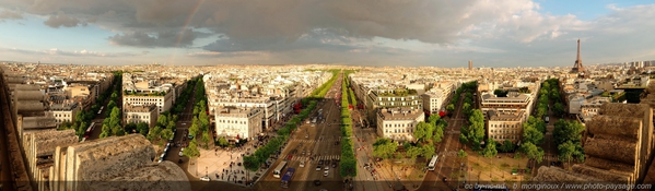 Vue-panoramique-sur-les-Champs-Elysees-depuis-le-toit-de-l_Arc-de-Triomphe