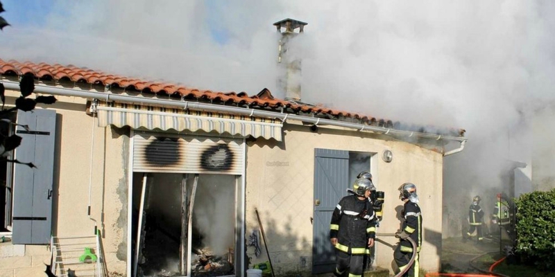 Le feu ravage une maison en plein centre d'Hourtin