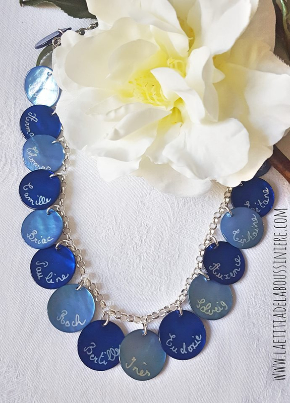 Collier personnalisé sur chaîne argent massif maille classique, médailles en nacre gravées bleu nuit et bleu clair