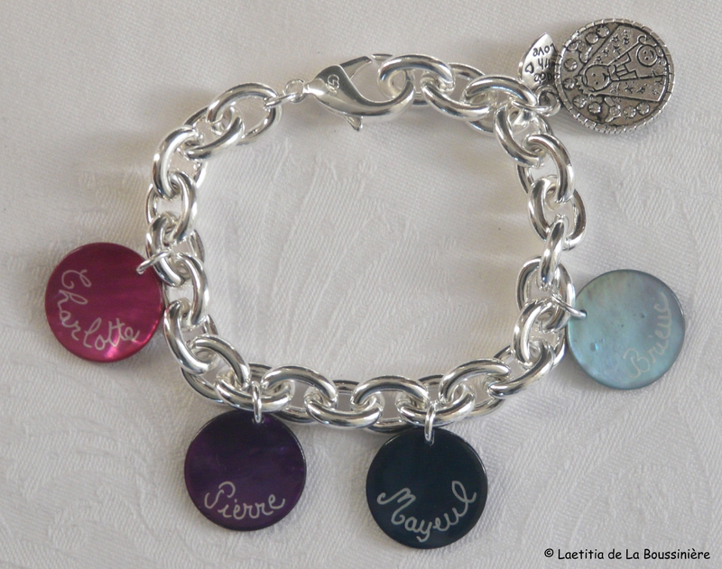 Bracelet sur chaîne plaqué argent ovale composé de 4 médailles en nacre gravées