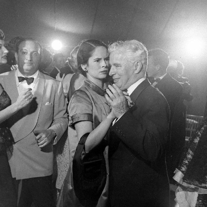 1948-12-31-Sam_Spiegel-New_Years_Party-by_peter_stackpole-charlie_chaplin-oona-3