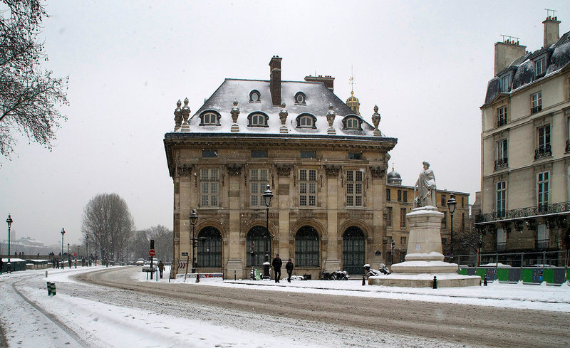 Institut_de_France,_Place_Mahmoud-Darwich,_Paris_2013