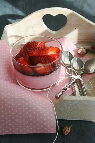 pannacotta à la rse et fraises au balsamique - Minouchka 1