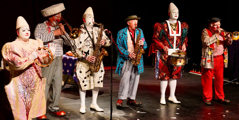 FESTIVAL INTERNATIONAL CLOWNS 2024 SAINS-RICHAUMONT troupe