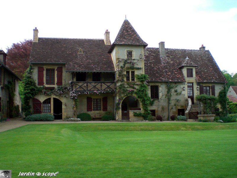 Maison médiévale à la façade fleurie