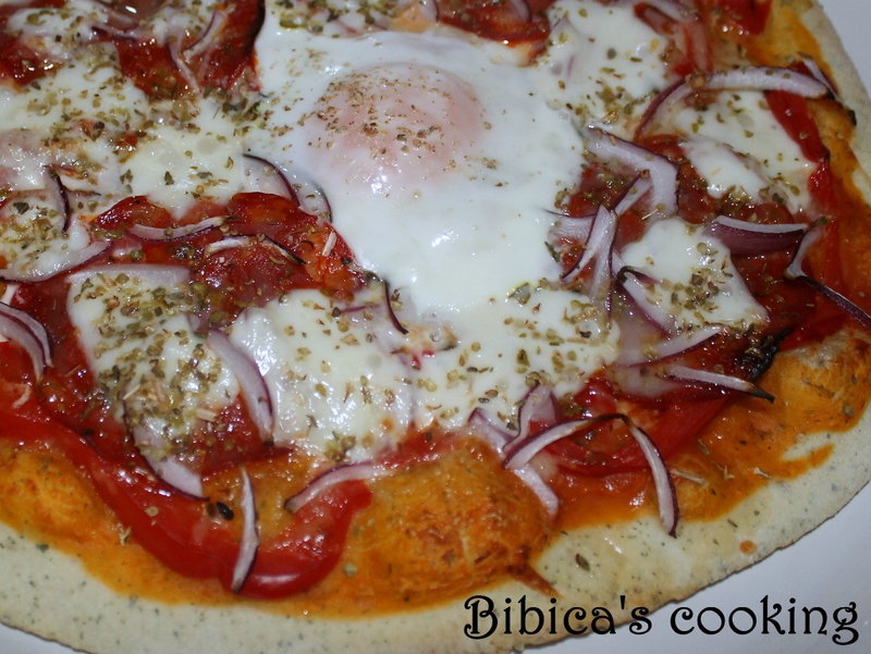 Pizza au chorizo et poivron gros plan