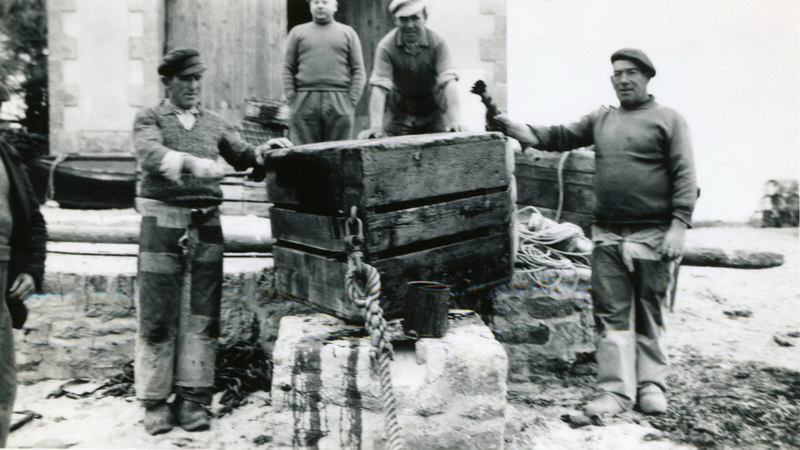 Ch39 - L'équipage de l'AR SICOURMAT en peinture sur un vivier devant l'abri de sauvetage du Loch - Année 1950