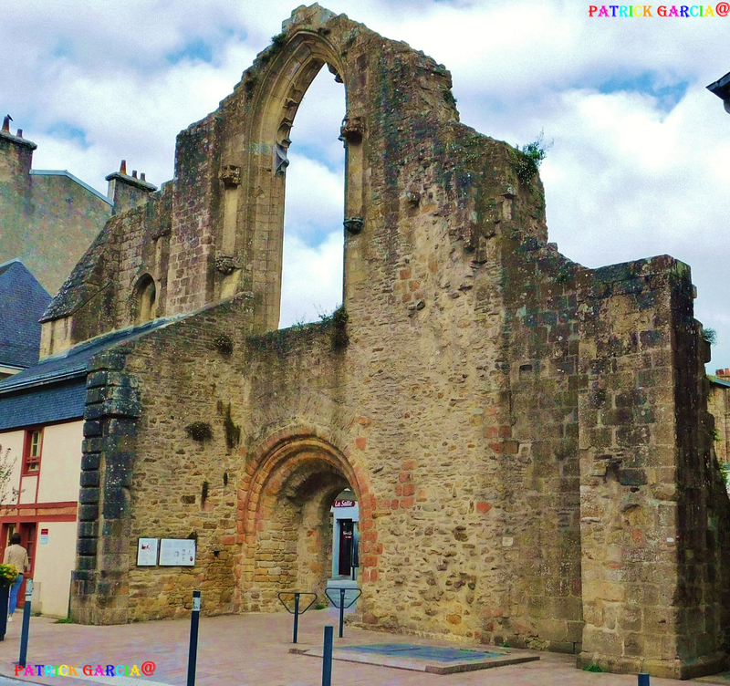 QUIMPERLE-ANCIEN QUARTIER-Ruines de L'Église de Saint-Colomban-7338 copie
