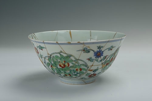 Clashing-color bowl with the design of fruits, Chenghua period (1465-1487)
