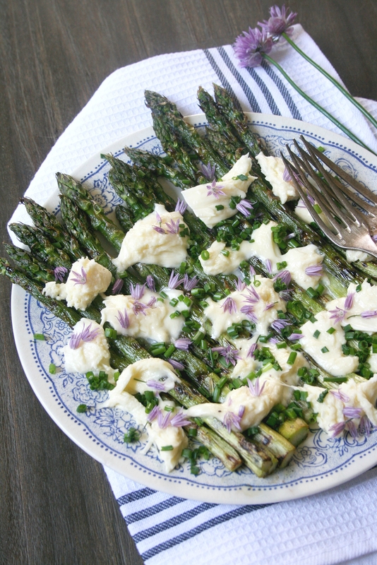 Asperges grillées au mozzarella et fleur de ciboulette