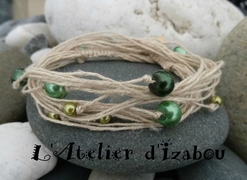 P1120387 Bracelet bio en fil de chanvre et ses perles vertes, fermoir buchettes en bois