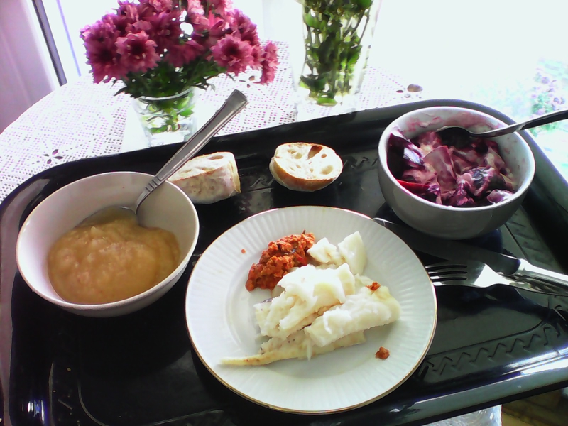 plateau_d_jeuner_morue_poch_e_sauce_aubergines_betteraves_sauce_yahourt_cumin