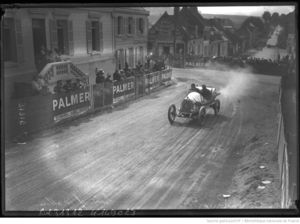 Esser_sur_Mathis__dans_la_traverse_e_d_une_localite______photographie_de_presse_____Agence_Rol__