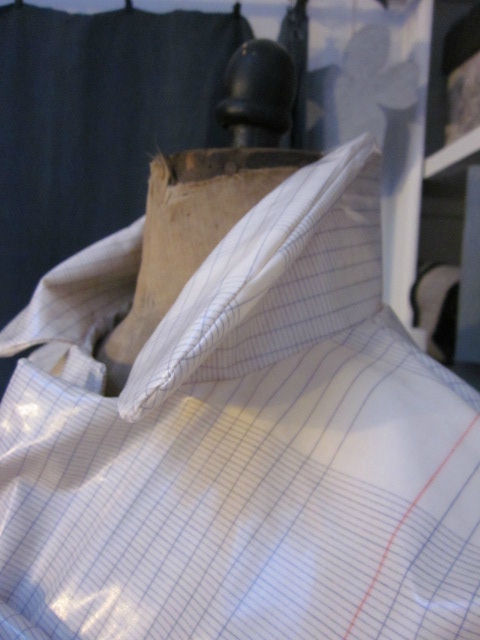Ciré AGLAE en coton enduit imprimé page d'écriture sur fond écru fermé par un noeud dans le même tissu (7)