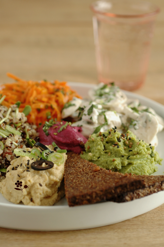 Assiette de crudités, taboulé de quinoa-graines germées de tournesol, pesto & houmous