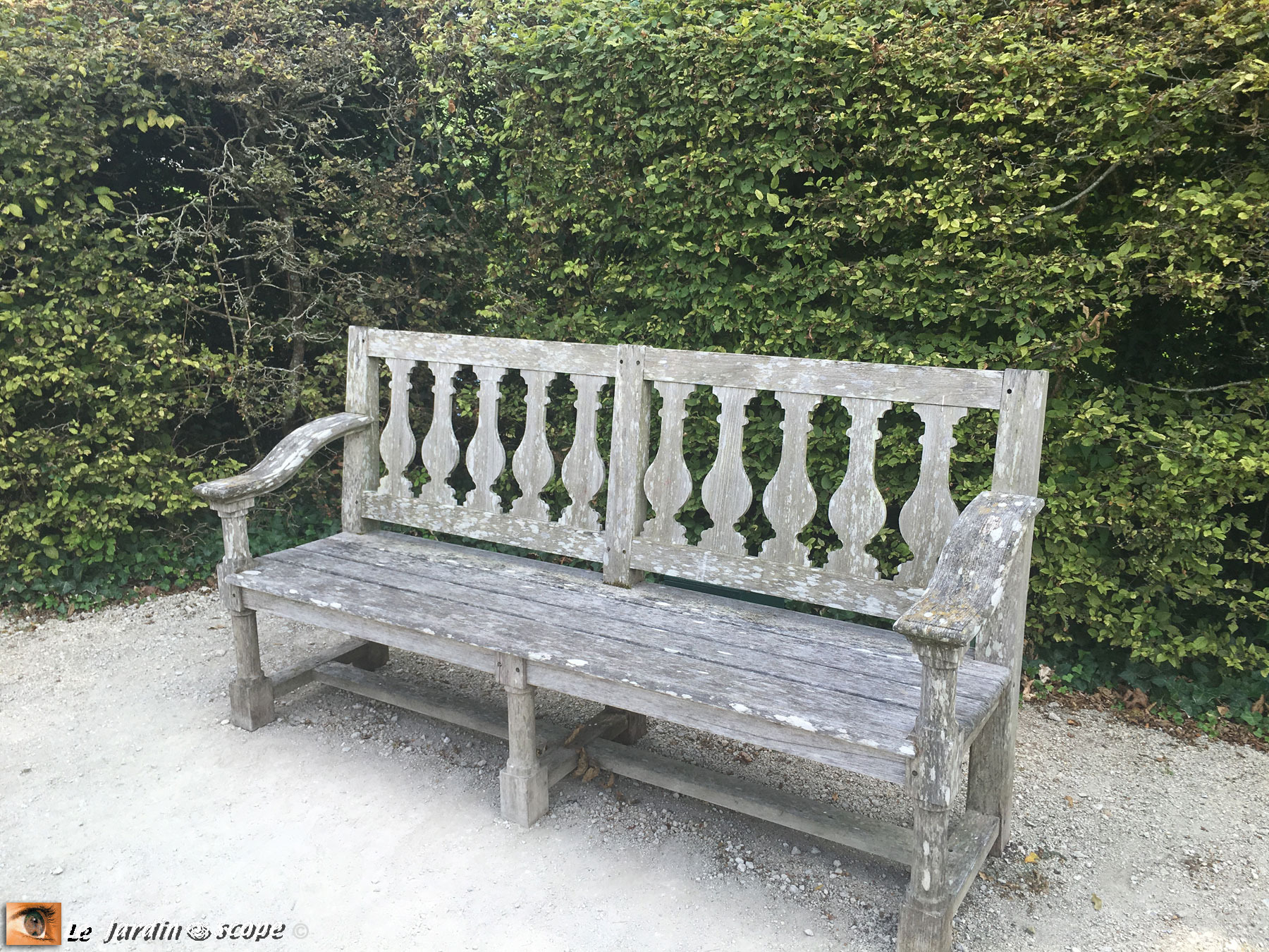Banc en bois au Château de Chamerolles (45)