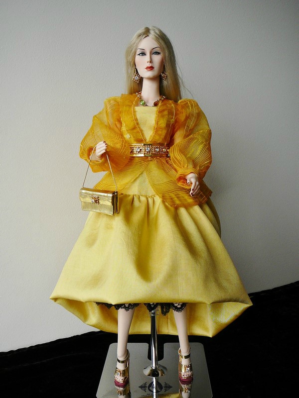 Katana en robe de soie jaune