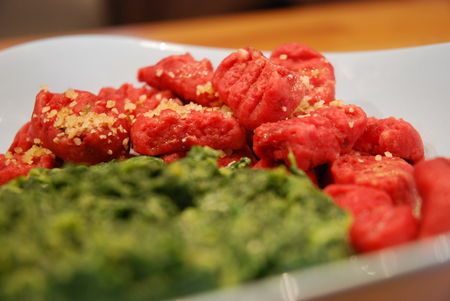 Gnocchi rouges sur lit d’épinards recettes Betteraves rouges rôties au four à létouffé