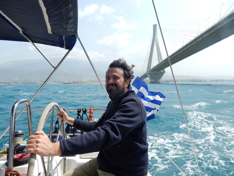 Passage sous le pont Rion-Andirion à 13h37, Christian à la barre du Hellas Fos DSCN7003