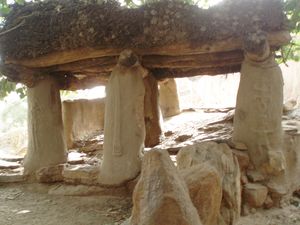 Toguna érigé sur dalle rocheuse, Amani