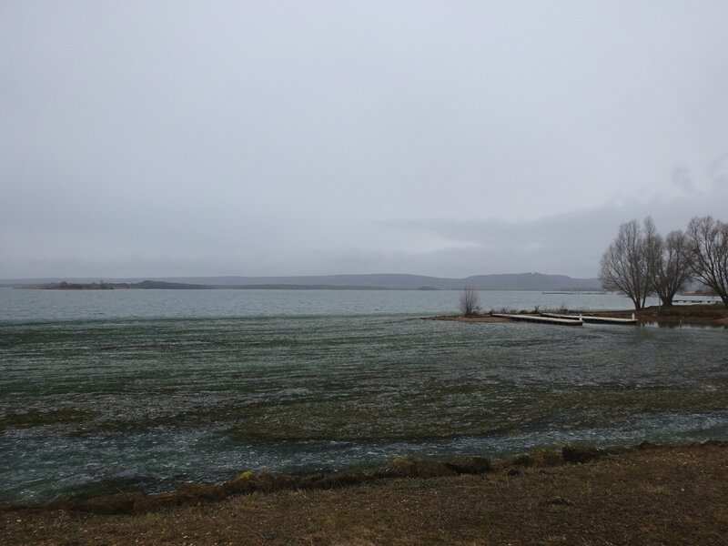 le lac de Madine partiellement gelé