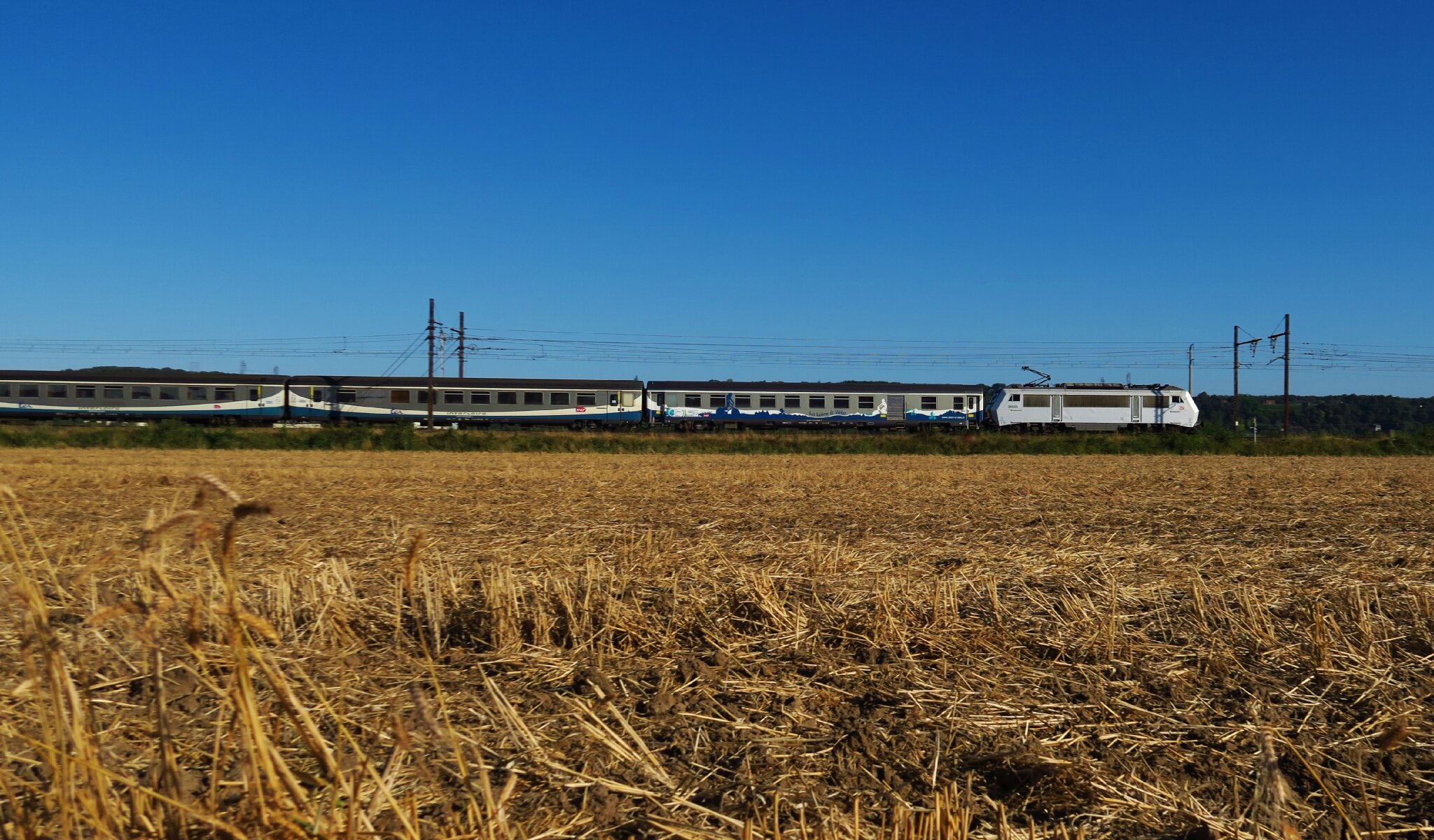 BB 26026 grise en tête d'un Interloire, Amboise